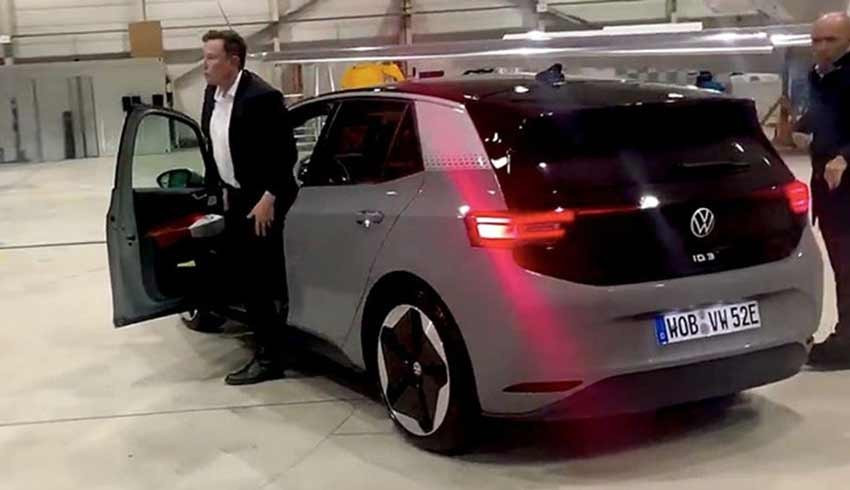 Tesla nın sahibi Elon Musk, elektrikli Volkswagen i test etti